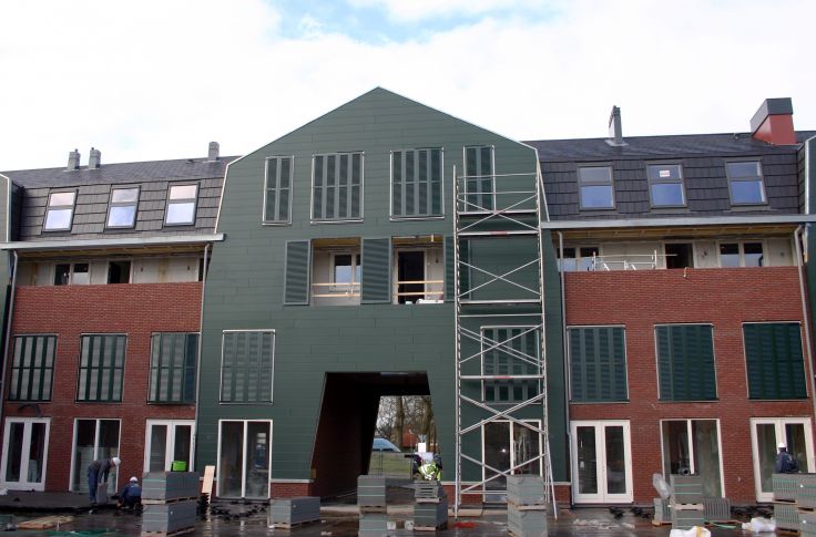 Montage van louvreluiken project 't Hof te Zeist vordert. Photo