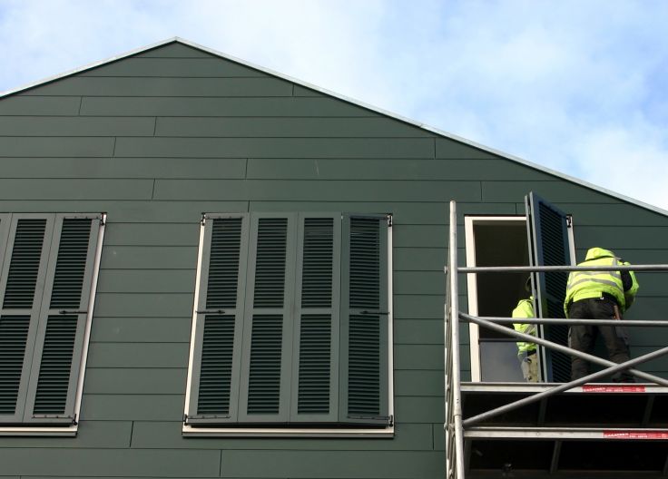 Montage van louvreluiken project 't Hof te Zeist vordert. Photo