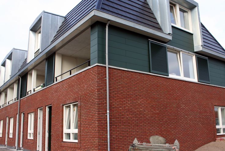 Montage van louvreluiken project 't Hof te Zeist vordert. Photo