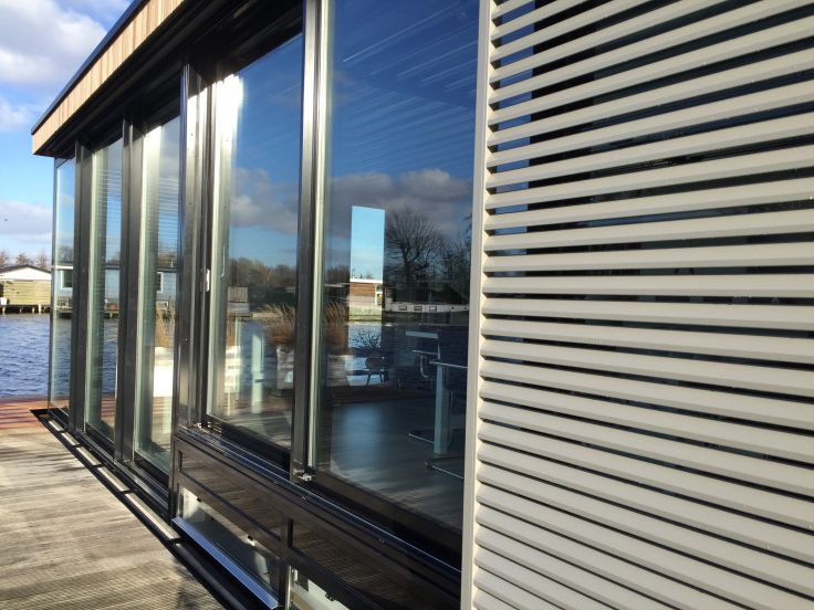 Woonark de Dolfijn met schuifluiken genomineerd voor WOONBOOT van het jaar 2016. Photo