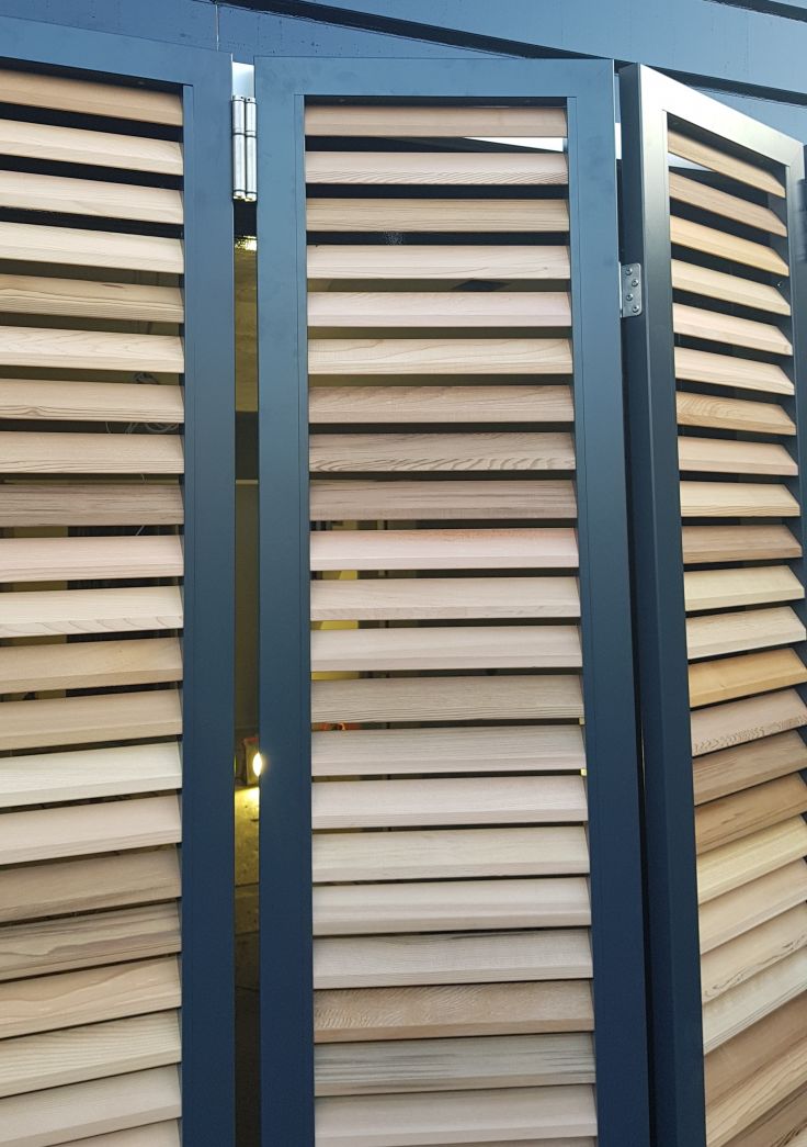 Aluminium en hout gecombineerd in vouw-schuifluiken Photo