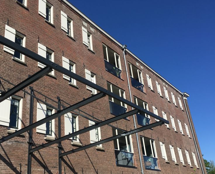 Rijksmonument met nieuwe luiken. Photo