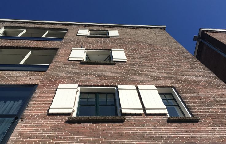 Rijksmonument met nieuwe luiken. Photo