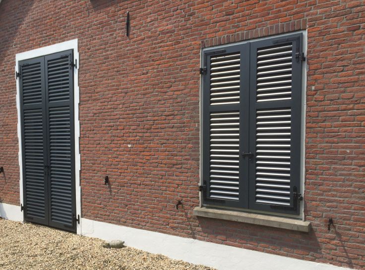 Gesloten luiken zorgen voor aangenaam binnenklimaat. Photo